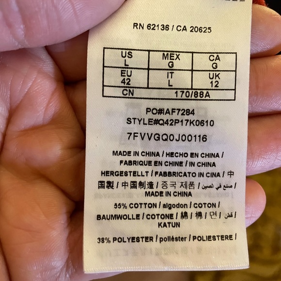 Guess size large v-neck shirt - Picture 2 of 4